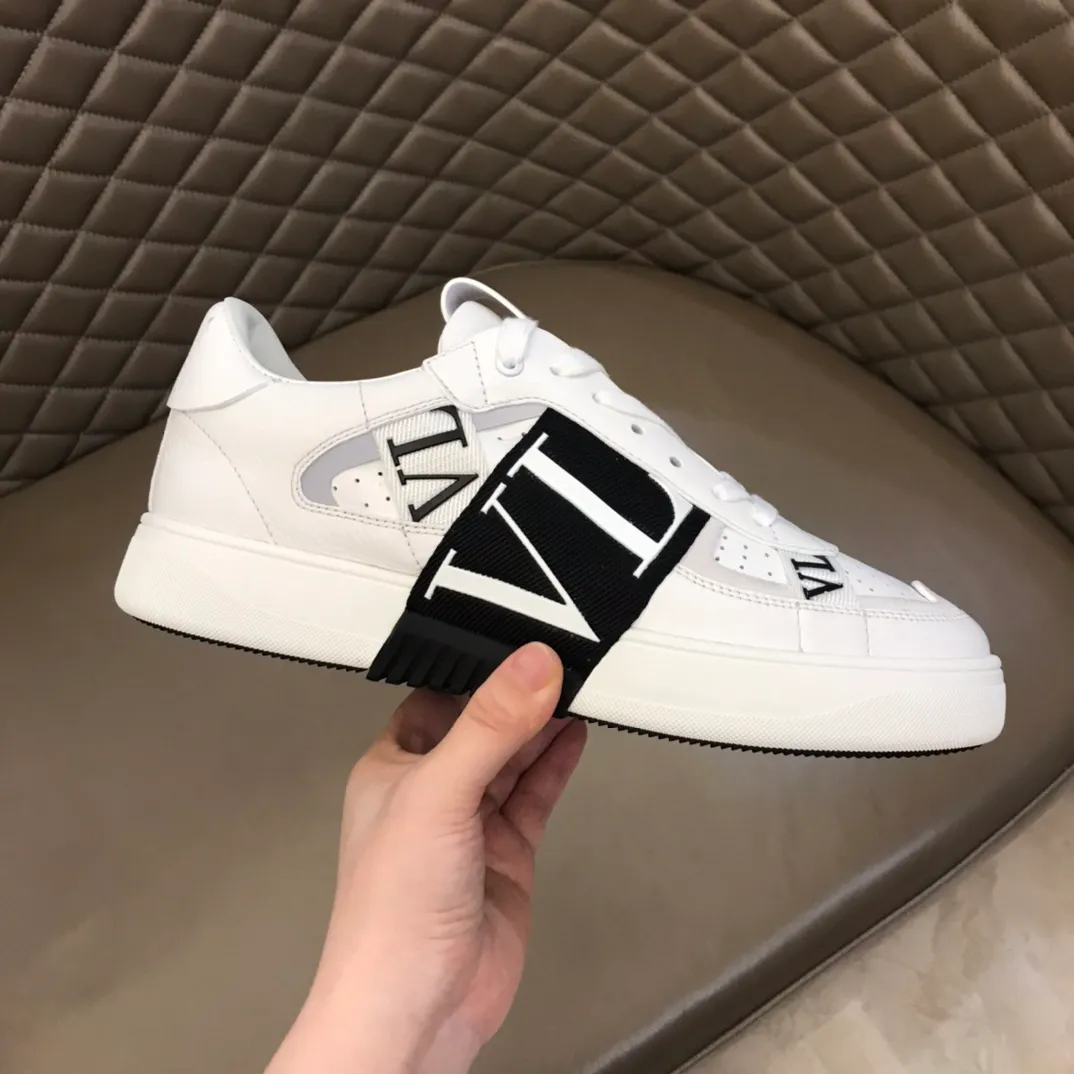 p440 "Valentin*" new spring and summer calfskin lace-up sneakers. No man should be able to refuse these shoes. The classic color scheme is so handsome! Purchase a high-precision replica of the original version to instantly sell off the market currency! 6 VLTN logo rubber effect straps - Valentino Garavani Logo printed on the back and tongue, all materials are customized to ensure quality! Size: 38-44